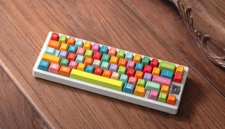 O recurso do teclado sem fio que dobra a bateria em minutos