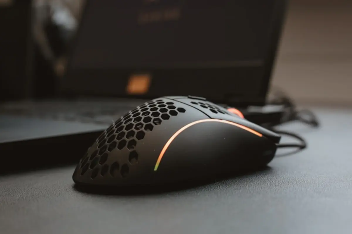 Por que alguns mouses respondem mais rápido que outros idênticos